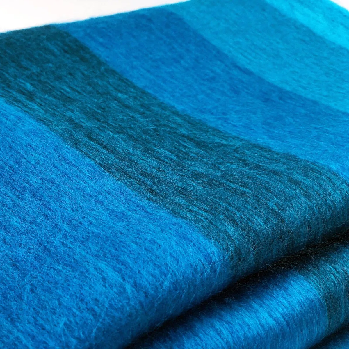 Blau-türkis gestreifte Überwurfdecke von ECUALAMA – Bild 3